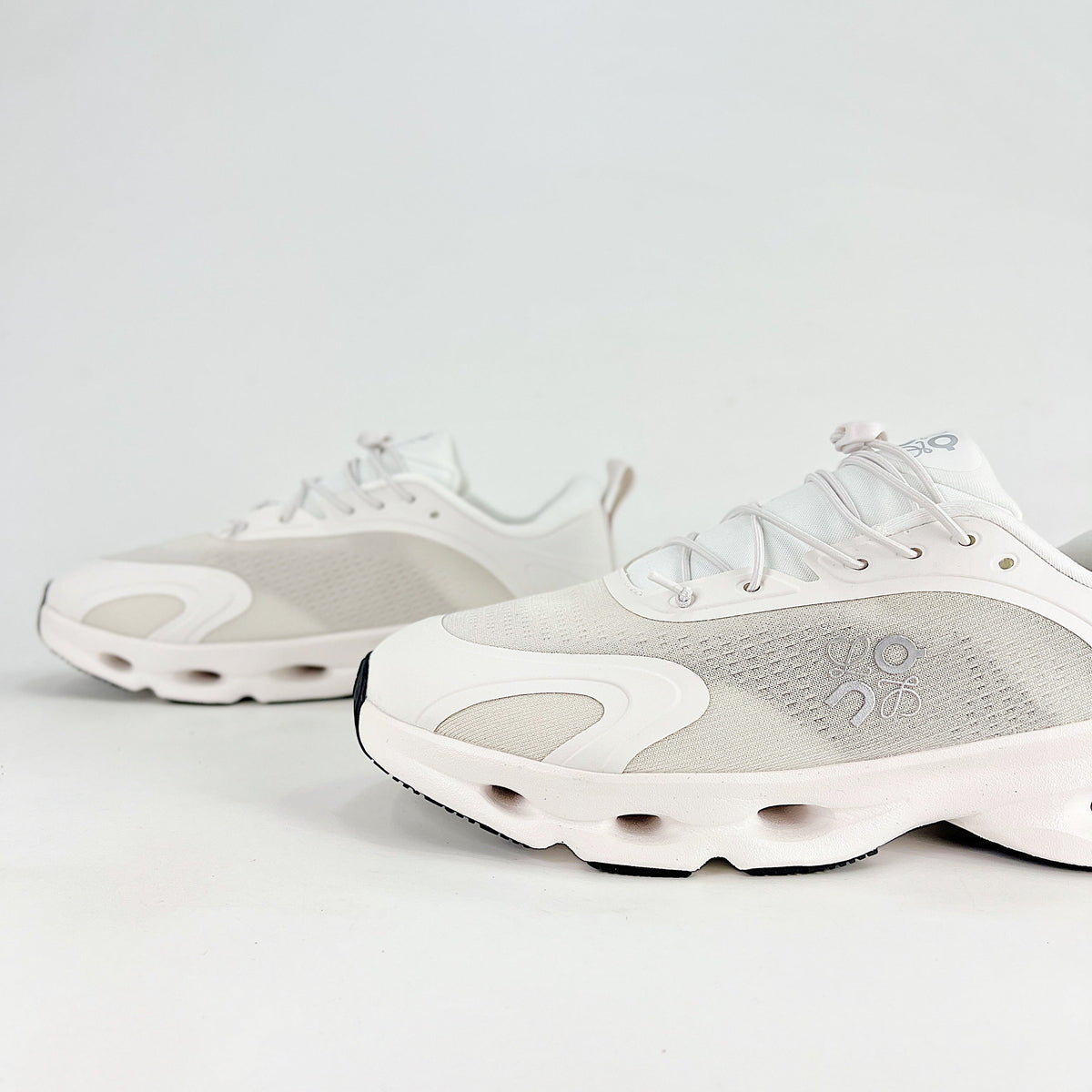 Loewe × On Cloudsolo – Unisex Lightweight Breathable Luxury Collaborative Running Shoes | White & Pearl Silver